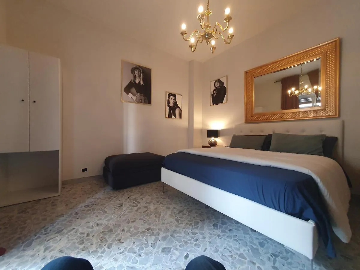 Casa Vacanze Cado Dalle Nubi 2 Ampie Stanze In Appartamento 4-6 Posti Letto 1 Bagno Privato E Balconi Ideale Per Famiglie E Gruppo Di Amici Bari 0*,  Olaszország